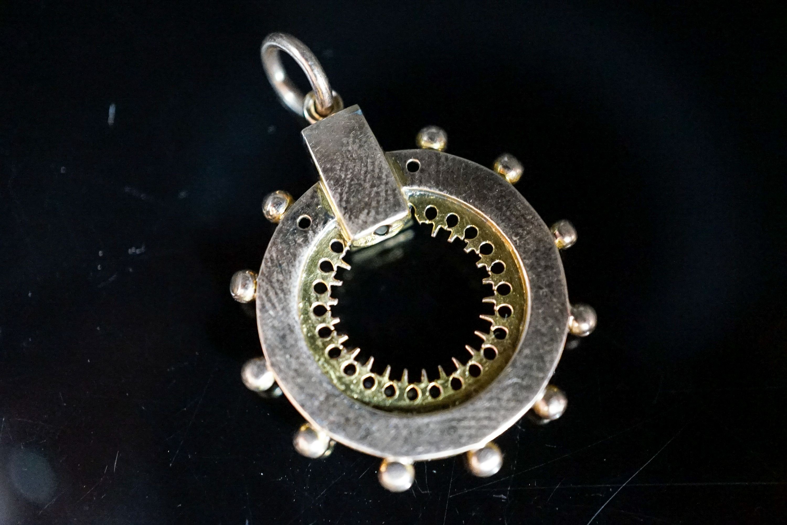 A yellow metal, lapis lazuli and split pearl set wheel pendant, 22mm, gross weight 3.4 grams